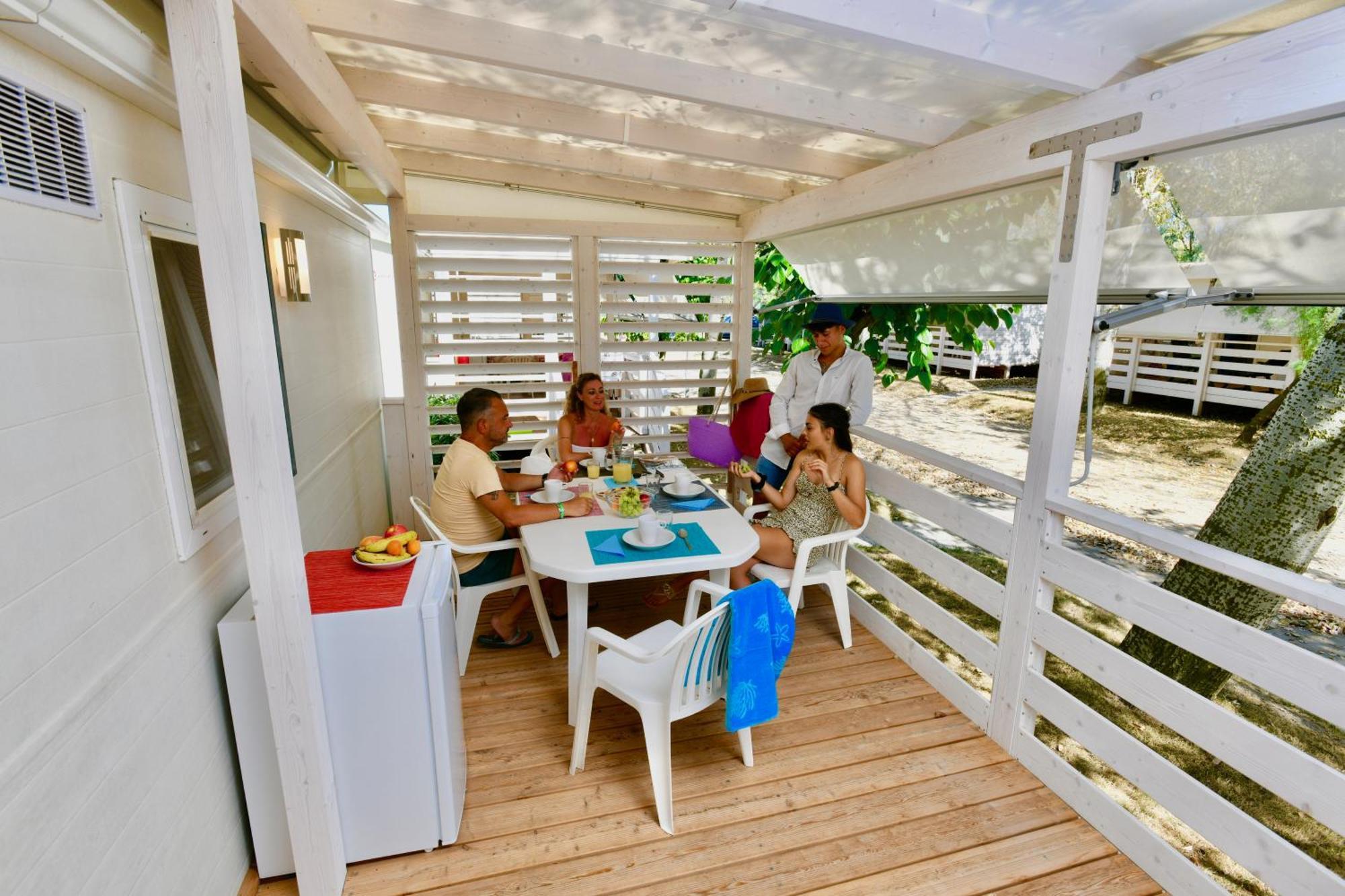 Barricata Holiday Village Scardovari Room photo A family at a campsite in Italy