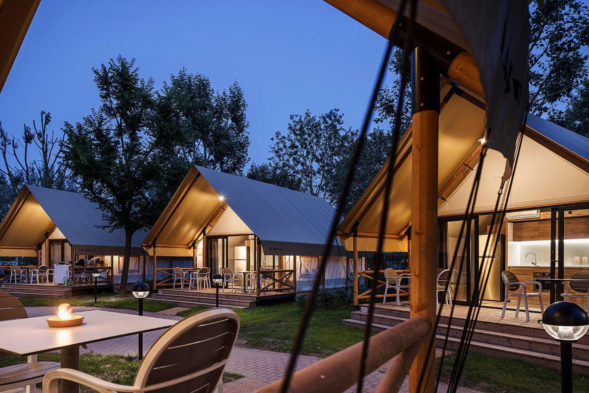 Barricata Holiday Village Scardovari Exterior photo The resort at night
