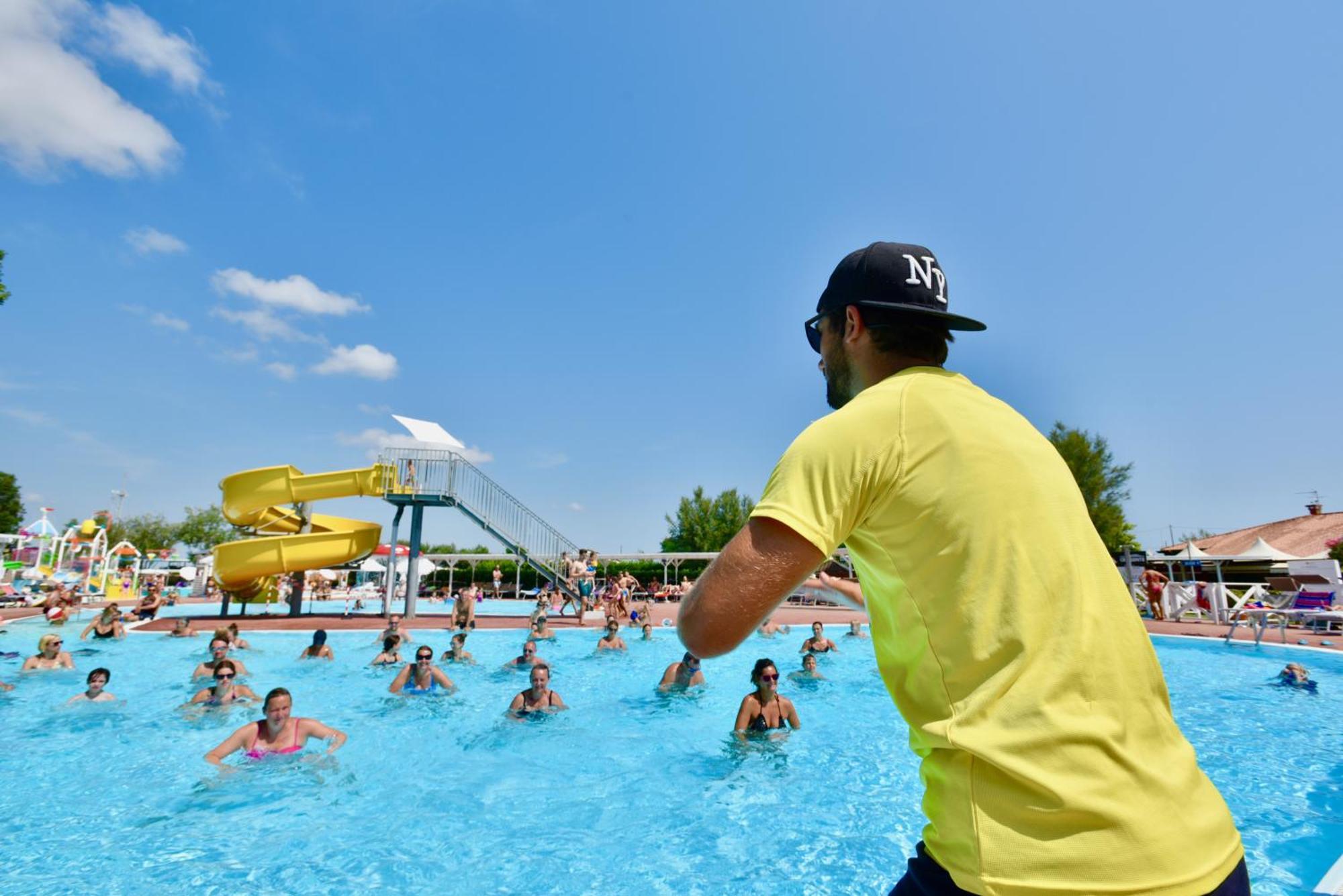 Barricata Holiday Village Scardovari Exterior photo A lifeguard on duty at a swimming pool
