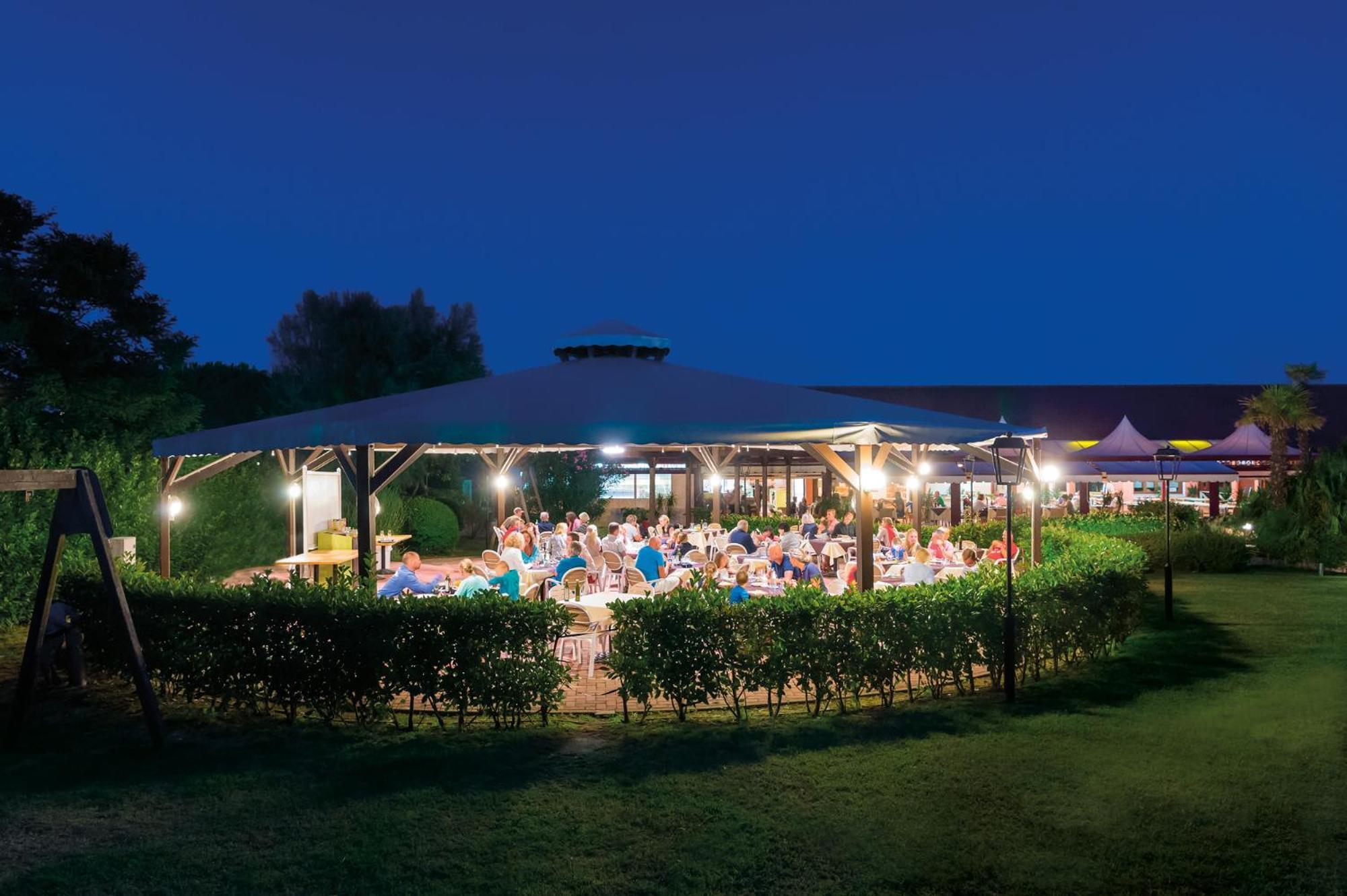 Barricata Holiday Village Scardovari Exterior photo The Village Green at night